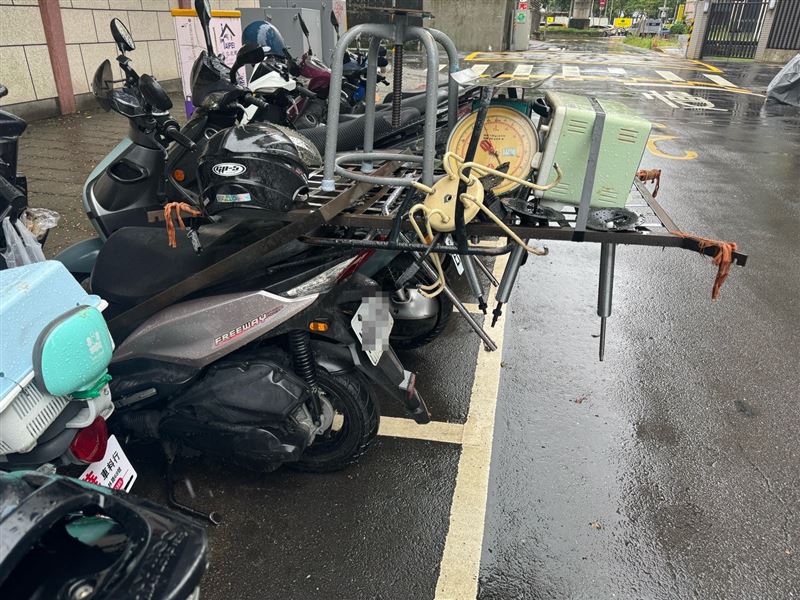 若機車駕駛有違反規定,將處駕駛人新台幣300至600元罰鍰。(圖/翻攝畫面)