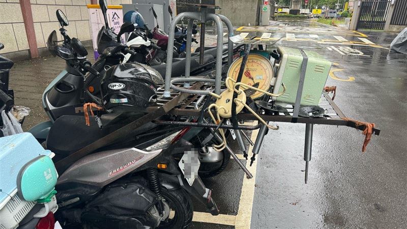 北市停車格超凸鐵架釀禍！他下車看傻眼了