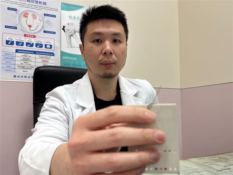 80歲阿嬤因屁股長出疔瘡,因拿火烤針戳破,反而感染更嚴重腫如棒球。(圖/李綜合醫院提供)
