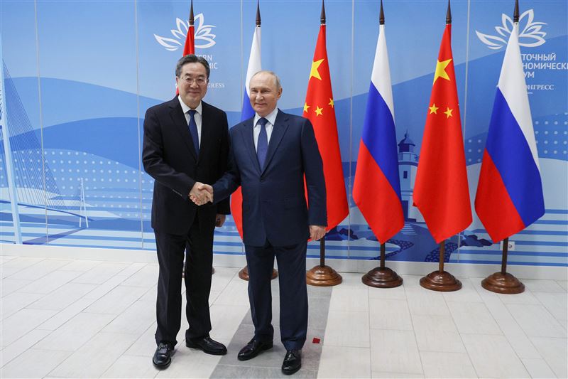中國國務院副總理丁薛祥2日在俄羅斯海參崴會見俄羅斯總統普丁時說,要加強中國「東北振興」與俄羅斯「遠東開發」戰略對接(策略合作)。(圖/美聯社/達志影像)