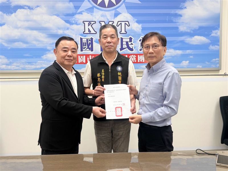 議長邱奕勝(左)也送交推薦書給詹江村(右),最終他宣布補件。(圖/翻攝自詹江村臉書)