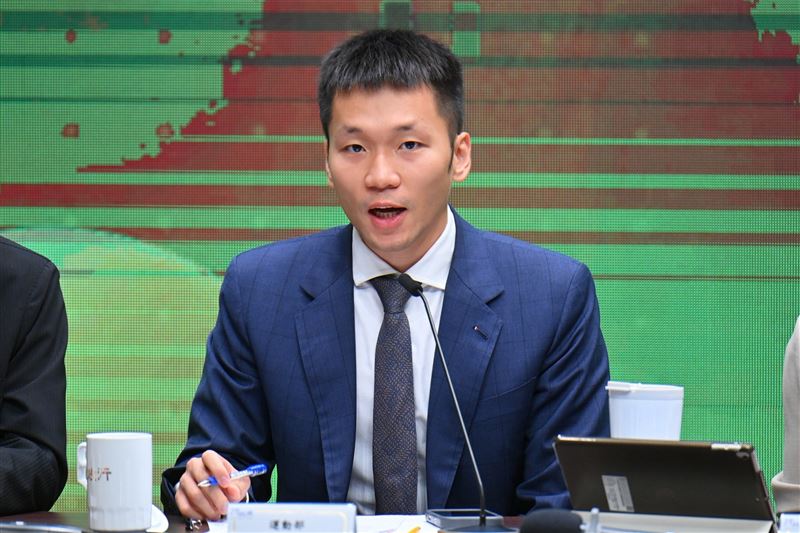 李洋臉書發文感嘆,這一年來的心得「每天如履薄冰」。(圖/行政院提供)