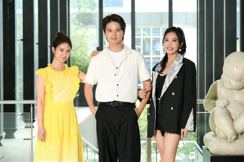 陳小菁(左)、尹彥凱(中)、葉華(又)出席八點檔《針線緣》宣傳活動。(圖/三立提供)