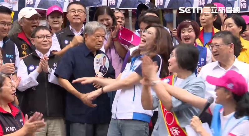鄭麗文大笑化解尷尬。(圖/翻攝畫面)