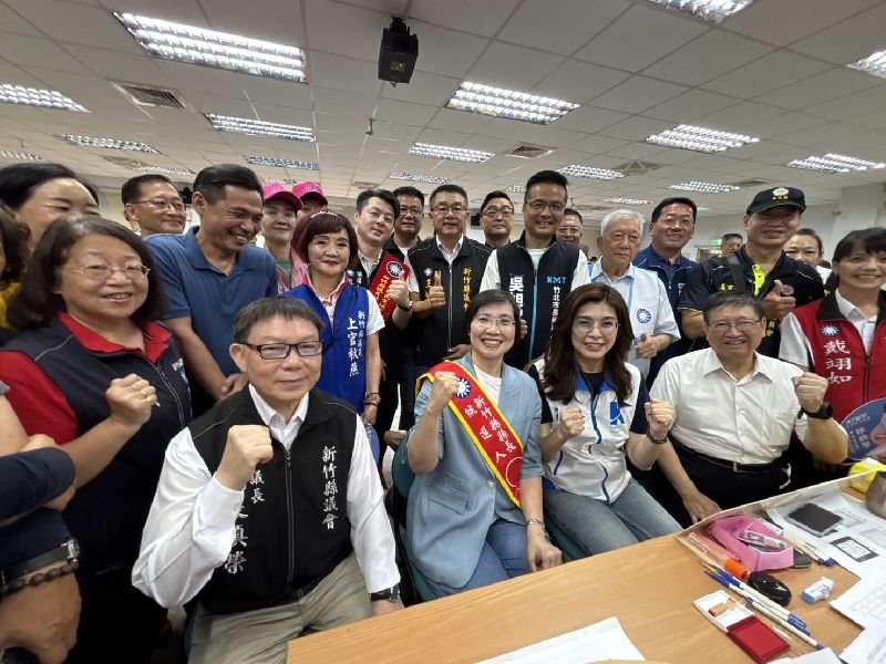 中國國民黨新竹縣長參選人徐欣瑩(前左2)3日完成參選登記,希望延續新竹縣長楊文科(前右2)執政基礎。圖前右3為國民黨主席鄭麗文