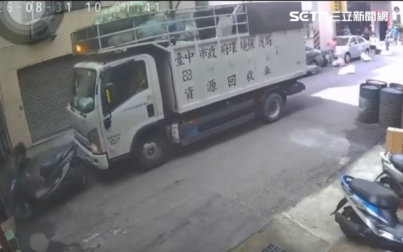 鬼月驚悚自走砲！無人幽靈回收車暴衝死巷