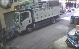 鬼月驚悚自走砲！無人幽靈回收車暴衝死巷