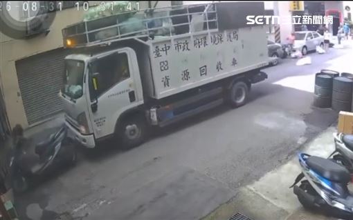 鬼月驚悚自走砲！無人幽靈回收車暴衝死巷