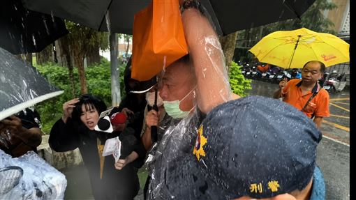 開車衝撞北檢！運將拒10萬交保　檢改聲押
