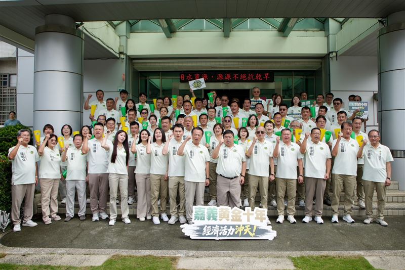 蔡易餘完成縣長參選登記,翁章梁交棒力挺