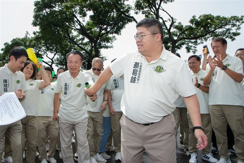 蔡易餘完成縣長參選登記,翁章梁交棒力挺