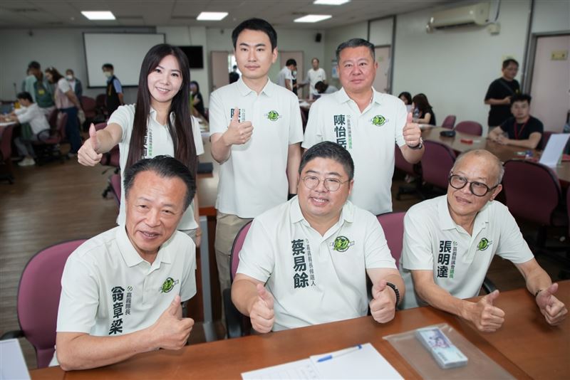 蔡易餘完成縣長參選登記,翁章梁交棒力挺