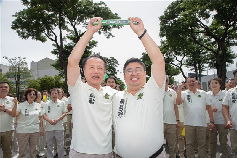 蔡易餘完成縣長參選登記,翁章梁交棒力挺