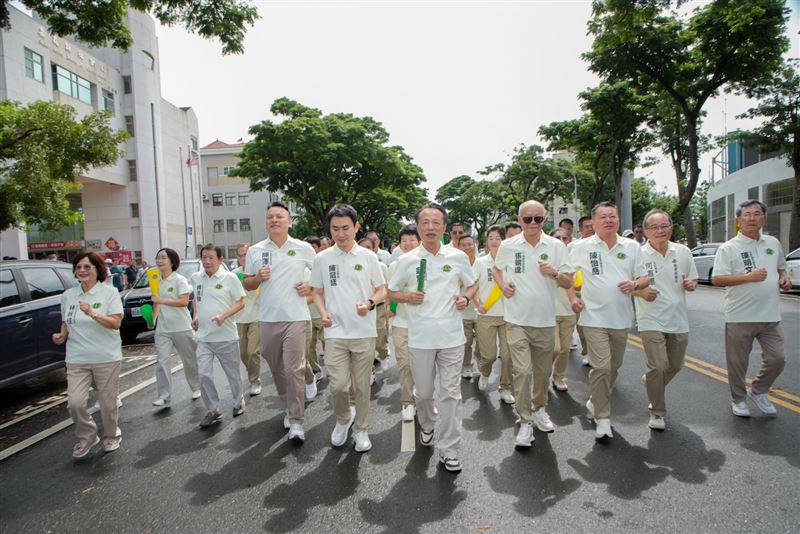 蔡易餘完成縣長參選登記,翁章梁交棒力挺