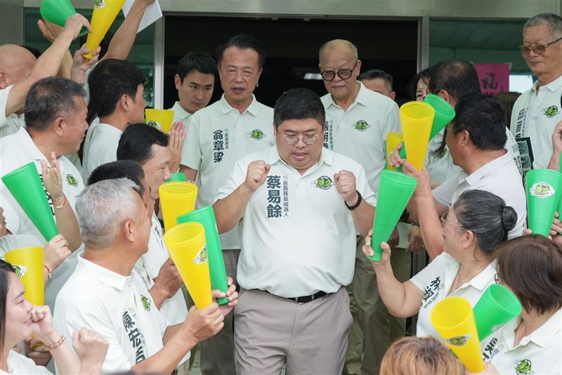 蔡易餘完成縣長參選登記,翁章梁交棒力挺