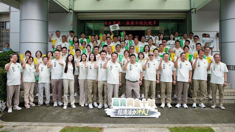 蔡易餘完成縣長參選登記　翁章梁交棒力挺