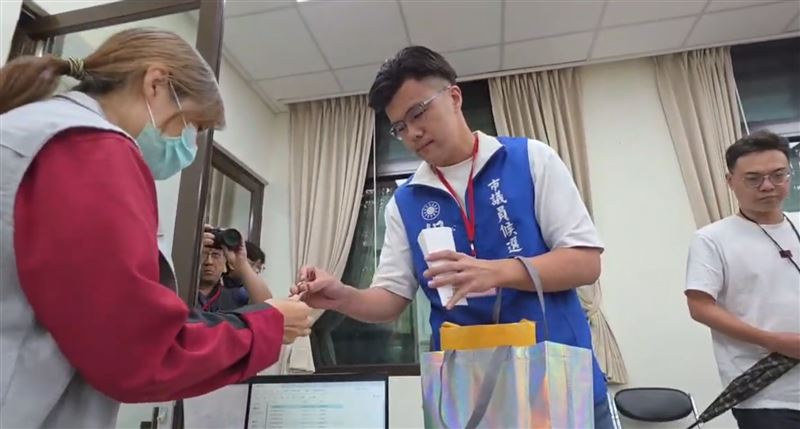 佀廣洋登記參選。(圖/記者石明啟攝影)