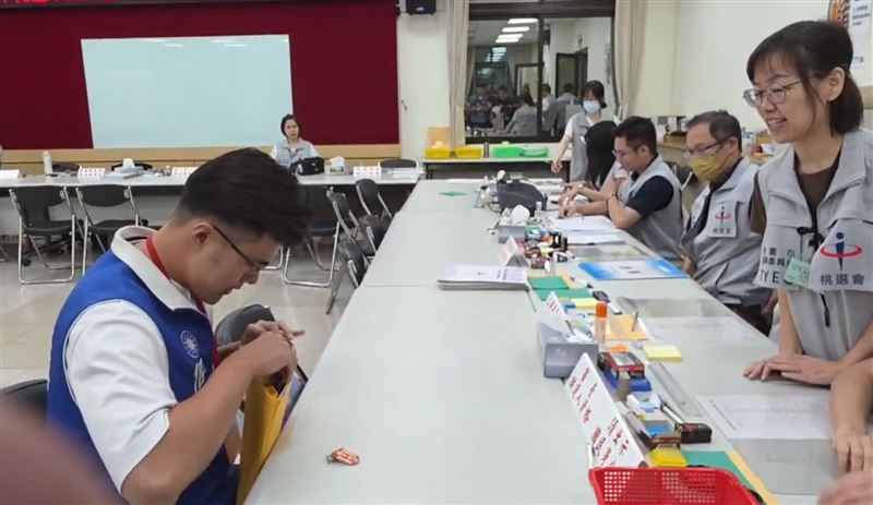 佀廣洋今(3日)登記參選桃園市議員。(圖/記者石明啟攝影)