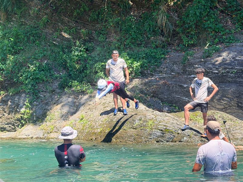 李雅英體驗跳水,在地救援隊蜂擁而上。(圖/民視提供)