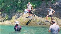 李雅英外景失控　一下水秒被7男教練搶救