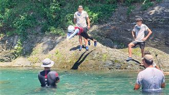 李雅英外景失控　一下水秒被7男教練搶救