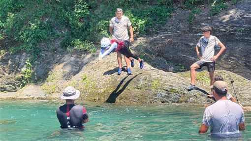 李雅英外景失控　一下水秒被7男教練搶救