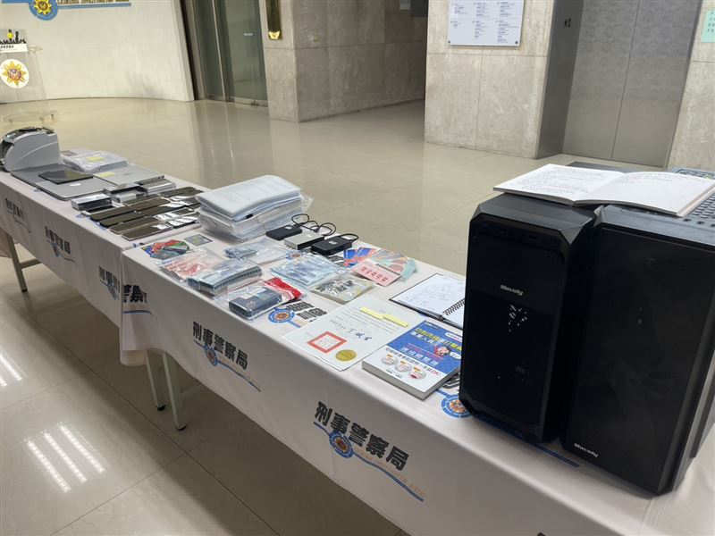 現場查扣現金新台幣242萬9200元、虛擬貨幣8萬7377顆泰達幣(約275萬餘元)等證物。(圖/翻攝畫面)