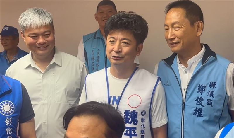 彰化縣議長謝典霖陪同魏平政登記,對於外界詢問王惠美未現身,謝典霖幽默表示:「她不選了離苦得樂」。(圖/翻攝畫面)
