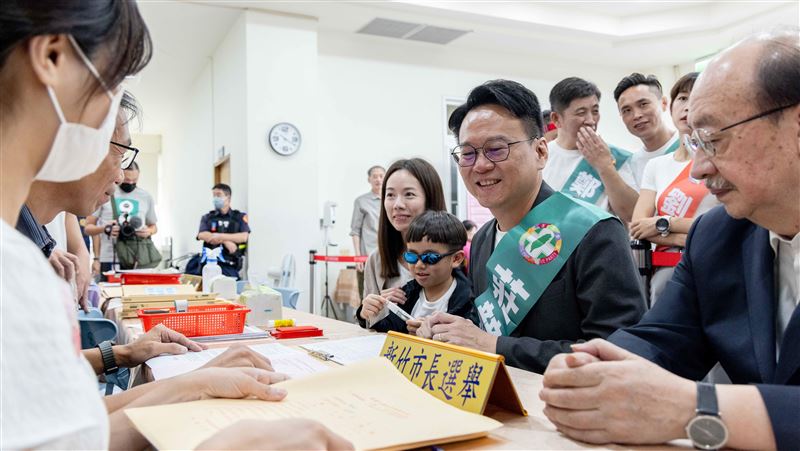 莊競程登記參選新竹市長　柯建銘到場力挺