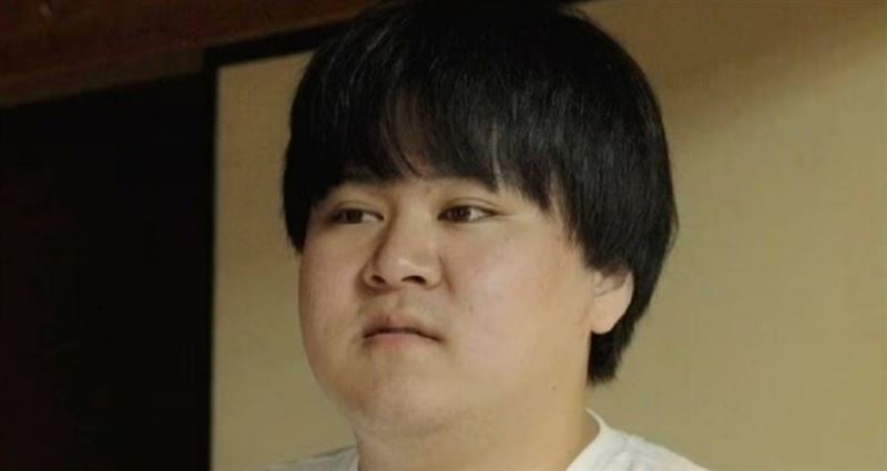 日本一名22歲男子加瀬歐雷奧(加瀬オレオ)在小學二年級時在學校尿褲子,遭到同學嘲笑後拒絕上學,自此竟長達13年不出門。(圖/翻攝自X/ABEMATIMES)
