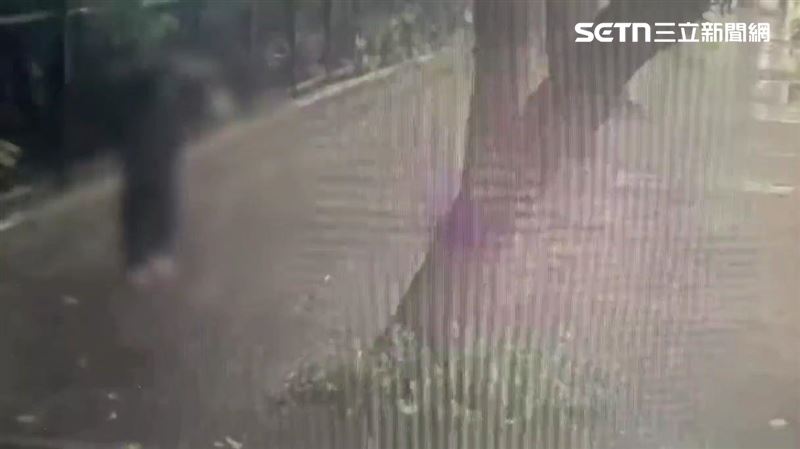 雨傘遮眼擦撞對罵　台北男女當街互毆送辦