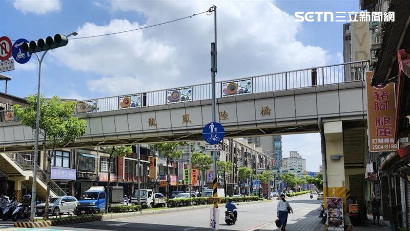 新莊中正路上的龍鳳陸橋明天開始拆除,連續2天進行夜間工程,晚上11時~隔日清晨6時,中正路(雙鳳路/富國路至新北大道七段)將實施道路雙向封閉。(圖/新北工務局提供)
