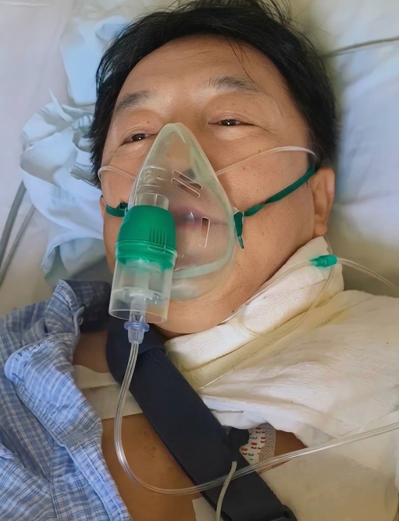 黃渤騎乘自行車摔傷的經歷,經醫生診斷確診為鎖骨骨折,並曬出自己戴著氧氣罩躺在病床上的照片。(圖/翻攝自黃渤小紅書)