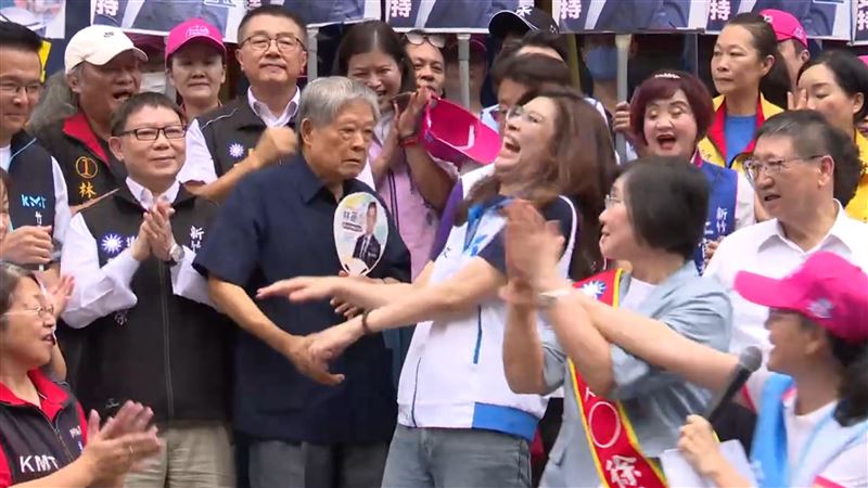前縣長范振宗受邀站台時情緒失控,不僅狂轟國民黨主席鄭麗文戰略錯誤、怒嗆她是敗選戰犯,現場更一度企圖出手賞巴掌。(圖/翻攝畫面)