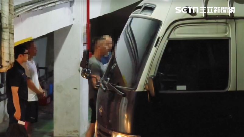 邵姓司機遭押,凌晨被送上囚車。(圖/翻攝畫面)