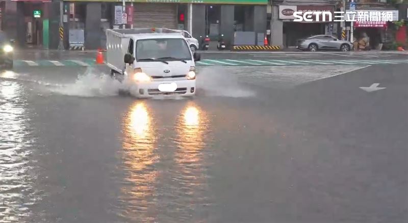 受到低壓帶影響,台灣連日大雨不斷,今天上午,基隆市區出現較大雨量,造成基隆市東岸高架旁的市區道路、出現大面積淹水。(圖/翻攝畫面)