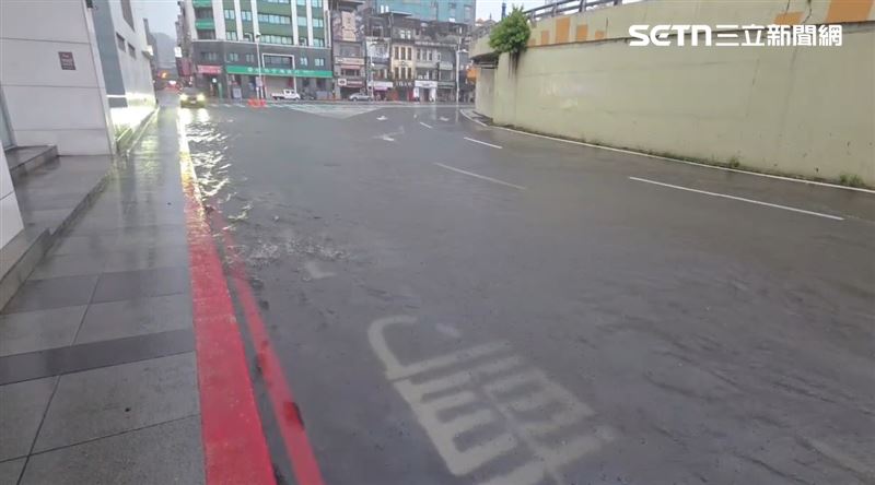 受到低壓帶影響,台灣連日大雨不斷,今天上午,基隆市區出現較大雨量,造成基隆市東岸高架旁的市區道路、出現大面積淹水。(圖/翻攝畫面)