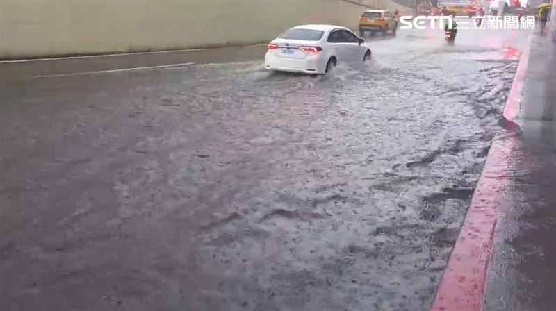 受到低壓帶影響,台灣連日大雨不斷,今天上午,基隆市區出現較大雨量,造成基隆市東岸高架旁的市區道路、出現大面積淹水。(圖/翻攝畫面)