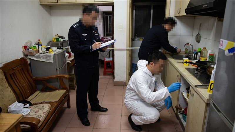 南投縣簡姓男子於18年前,在中國廣東省跟同夥將人綁架後殺害,為了毀屍滅跡,竟將死者屍體肢解、烹煮、絞碎。(示意圖/AI製圖)