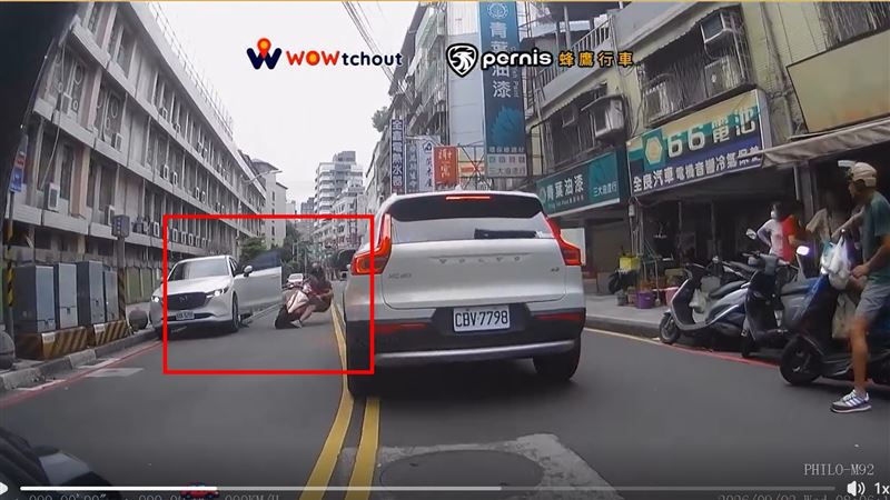 林男遭車門及路瞬間。(圖/翻攝自Threads @wowtchout)