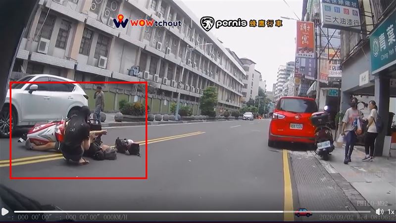 新北女開車臨停開門　騎士遭擊落險被輾
