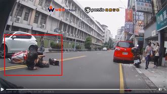 新北女開車臨停開門　騎士遭擊落險被輾