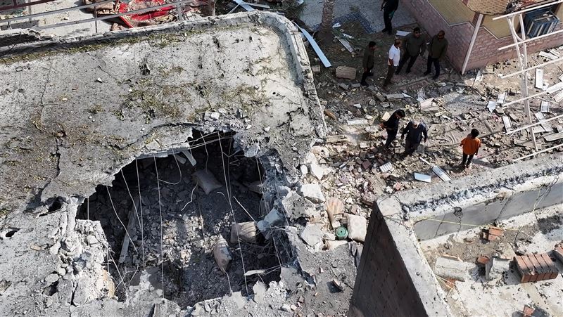 美軍疑似又轟炸正在舉行婚禮的伊朗建築,導致至少5人死亡(包括1名4歲兒童)、近70人受傷。(圖/美聯社/達志影像)