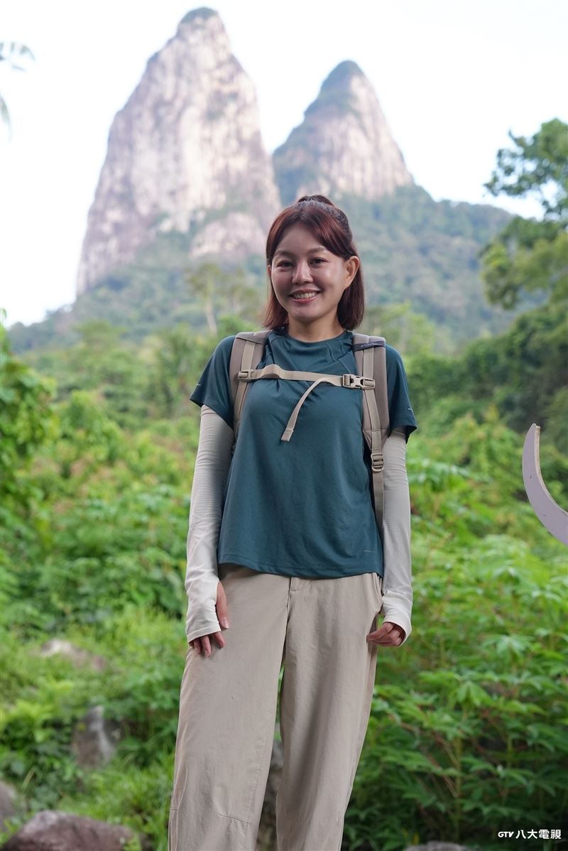 雁靈雖然在旅途中不慎跌倒,但仍敬業繼續完成拍攝。(圖/八大提供)