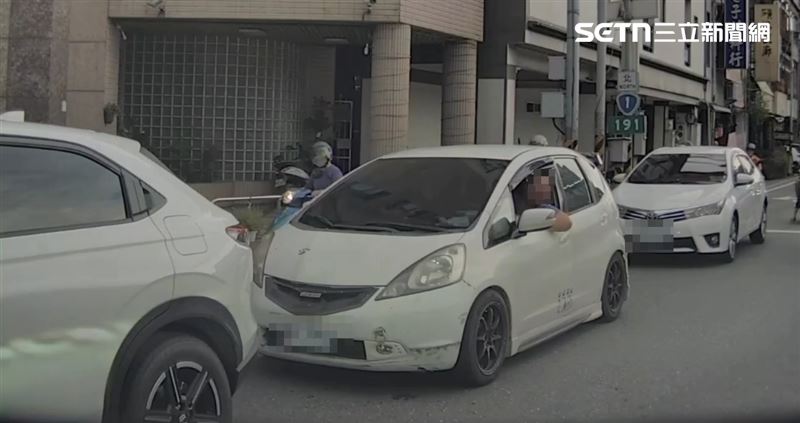 彰化市區發生行車糾紛,白車駕駛持球棒揮舞嗆聲。(圖/翻攝畫面)