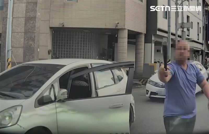 彰化市區發生行車糾紛,白車駕駛持球棒揮舞嗆聲。(圖/翻攝畫面)