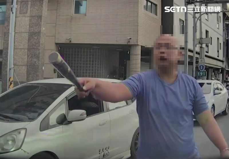 彰化市區發生行車糾紛,白車駕駛持球棒揮舞嗆聲。(圖/翻攝畫面)