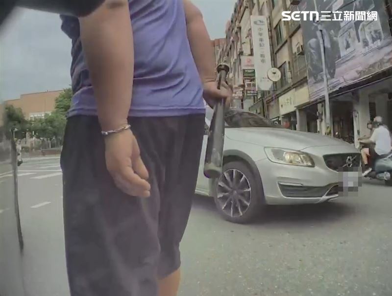 彰化市區發生行車糾紛,白車駕駛持球棒揮舞嗆聲。(圖/翻攝畫面)