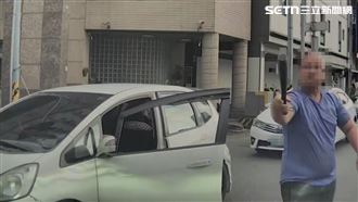左轉按喇叭下一秒開戰！路怒男揮球棒嗆聲