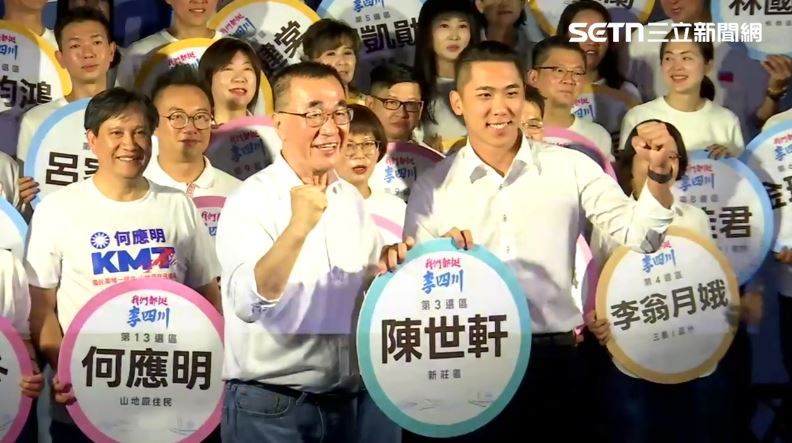 藍白小雞陪李四川登記參選(圖/翻攝畫面)